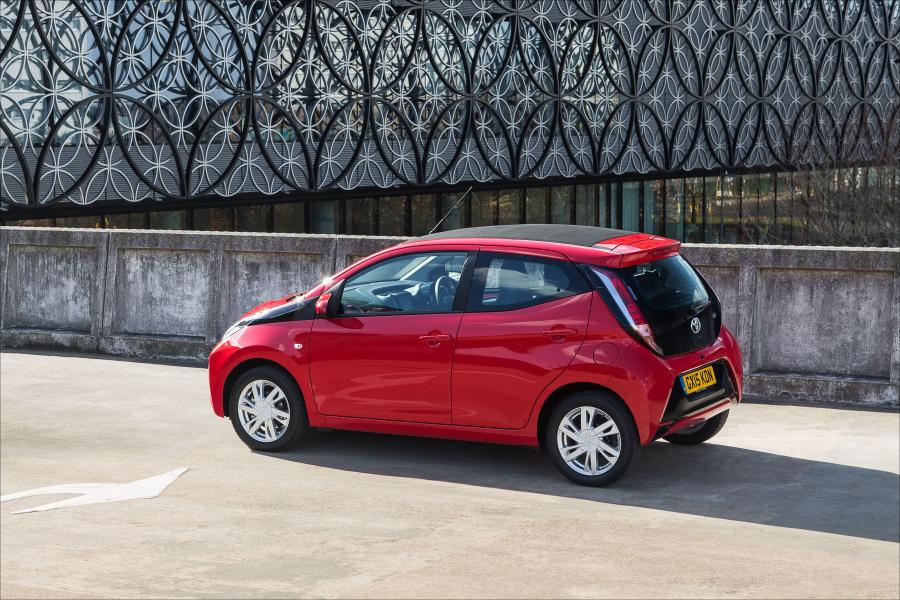  Toyota Aygo x-wave 5-Door 2015 года  (UK) (фото 16 из 20)